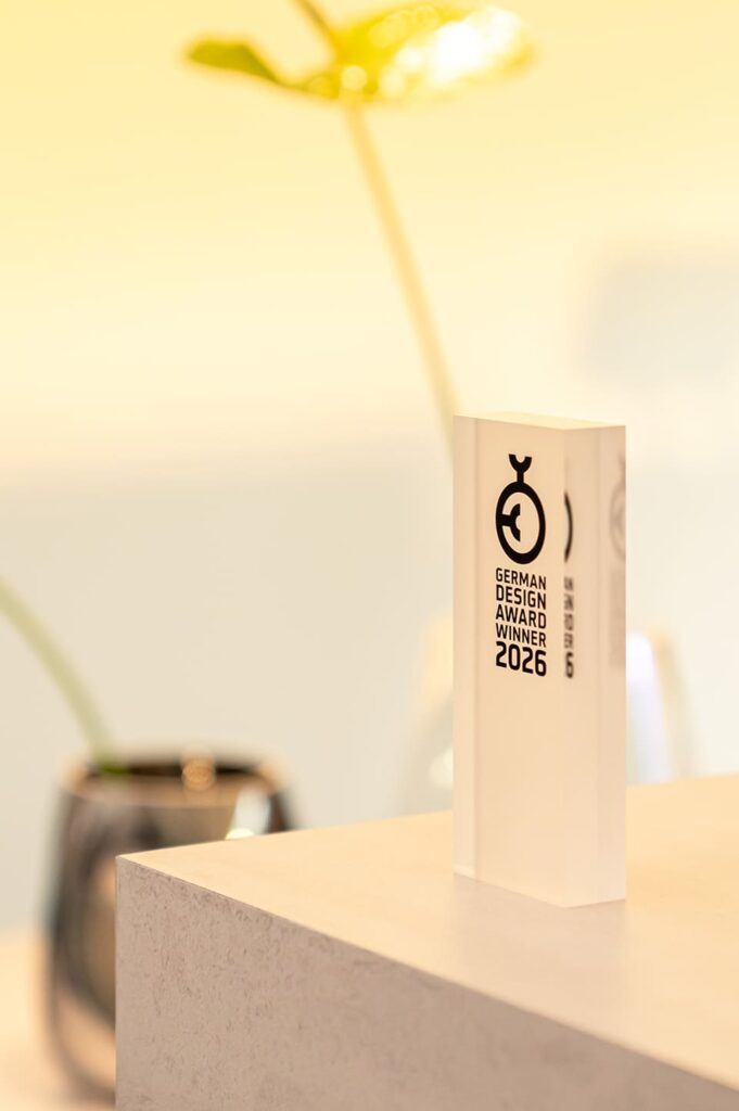 Design Award 2026 Auszeichnung für die Agentur INBOUNDBUZZ auf einer Oberfläche in der Online Agentur